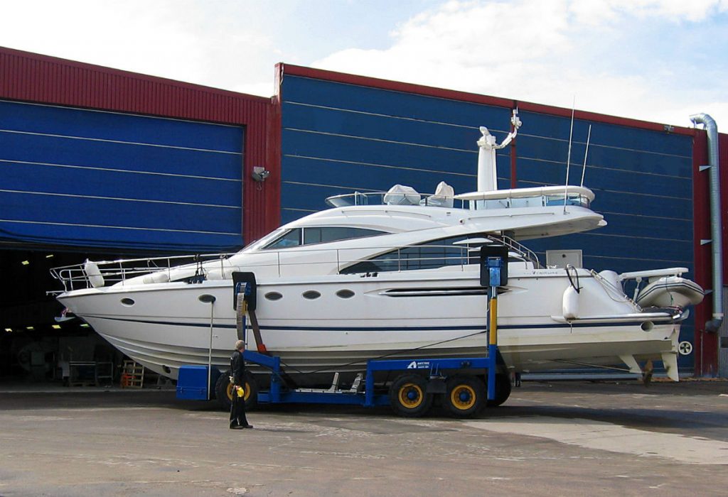 Sublift-25-ton-large-motor-boat-on-land